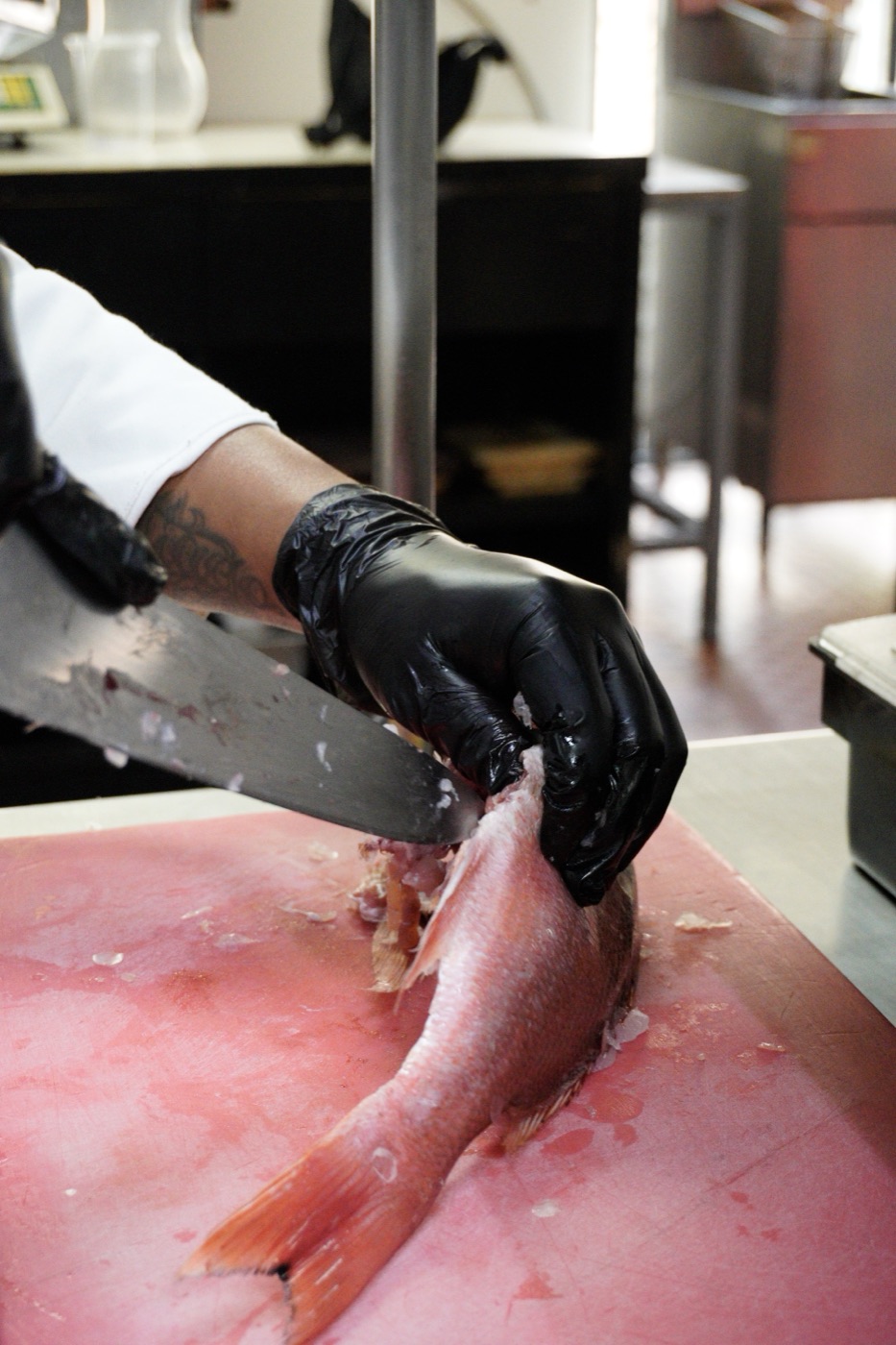 Fileteando el huachinango en la cocina.