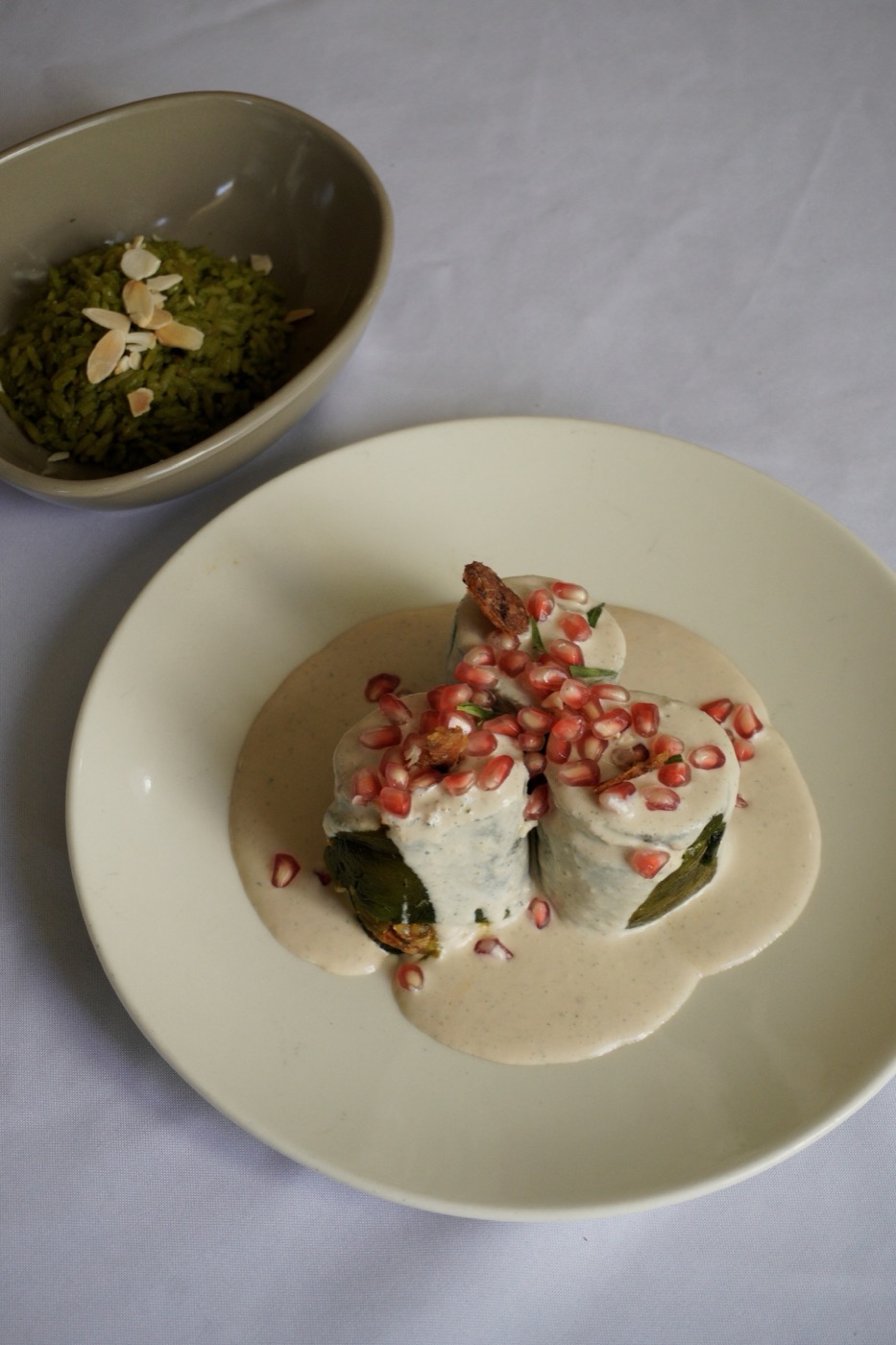 Mesa servida con los platos de la chef.